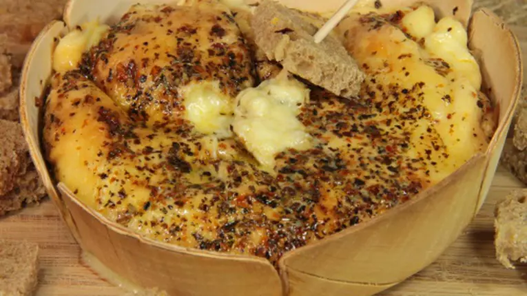 Brânză coaptă cu usturoi