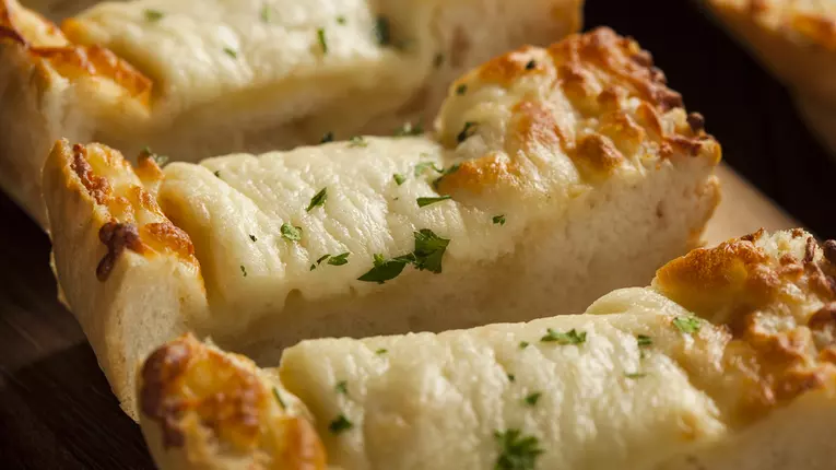 Pâine de casă cu usturoi şi brânză