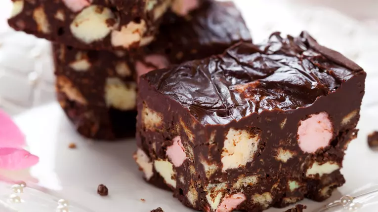 Prăjitură „rocky road” cu nuci