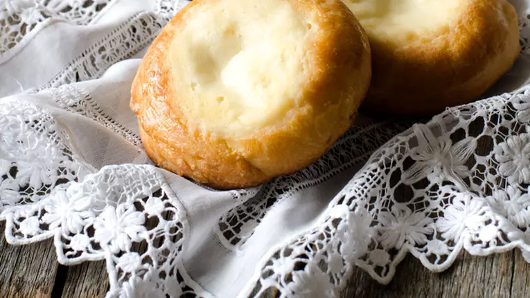 Turtiţe ruseşti Vatrushka cu brânză