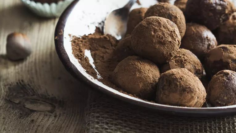 Trufe de ciocolată neagră cu avocado