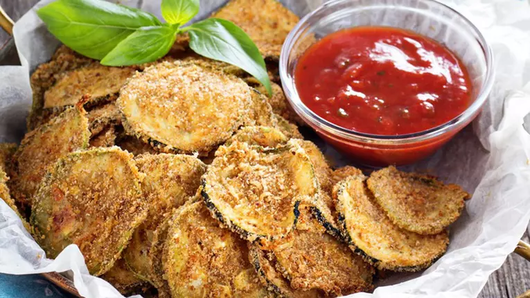 Chipsuri de dovlecei cu parmezan