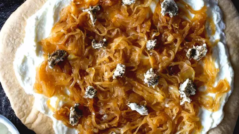 Pizza cu brânză de capră și ceapă caramelizată