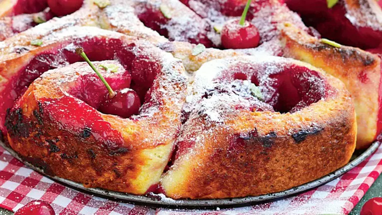 Prajitura trandafir cu cirese