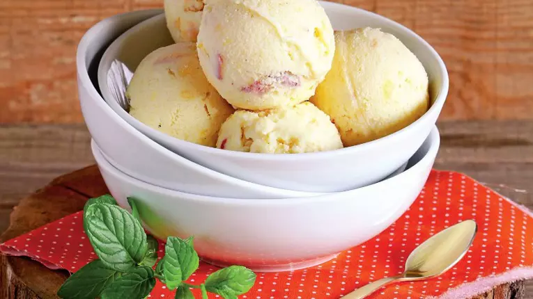 Inghetata de vanilie si piersici