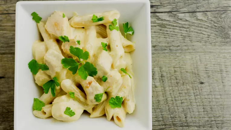 Penne cu pui Alfredo