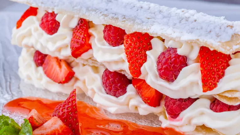 Prăjitură cu căpșuni fără coacere