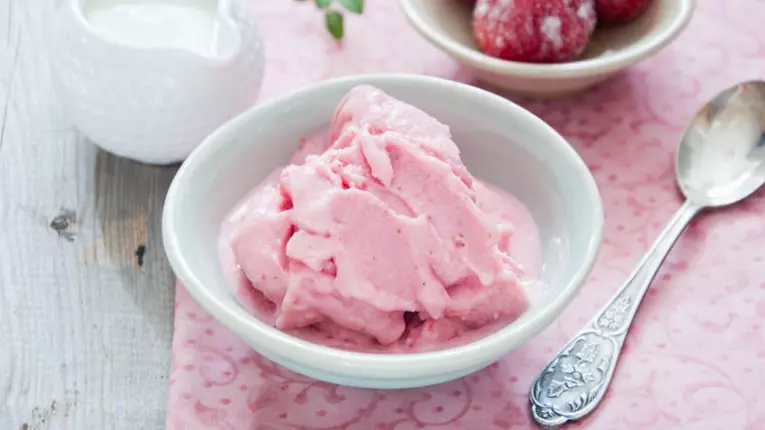 Iaurt îngheţat de căpşuni