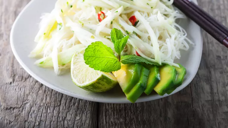 Taitei picanti cu ton si sos de avocado