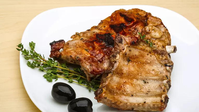 Coaste de porc rumene