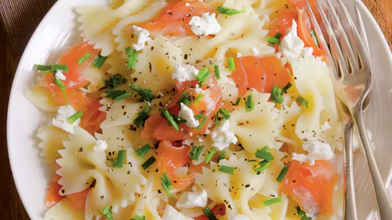 Salata de paste cu somon si branza de capra