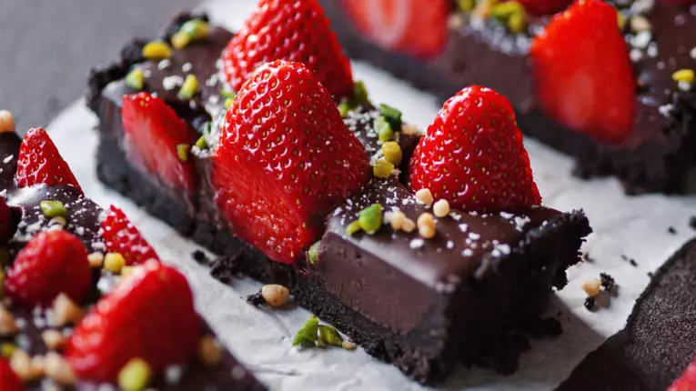 Tartă cu ciocolată și căpșuni – fără coacere