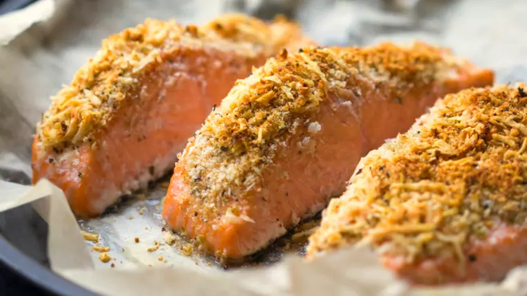 Somon în crustă de parmezan