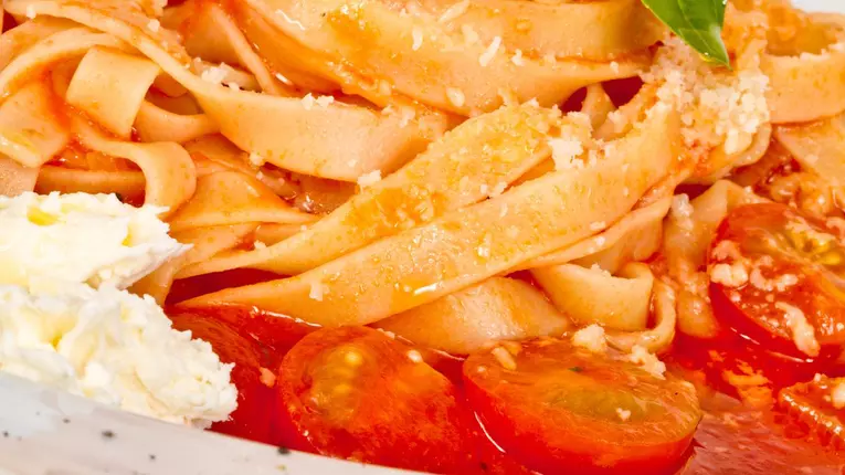 Tagliatelle cu sos de rosii si busuioc a la Chef Patrizia