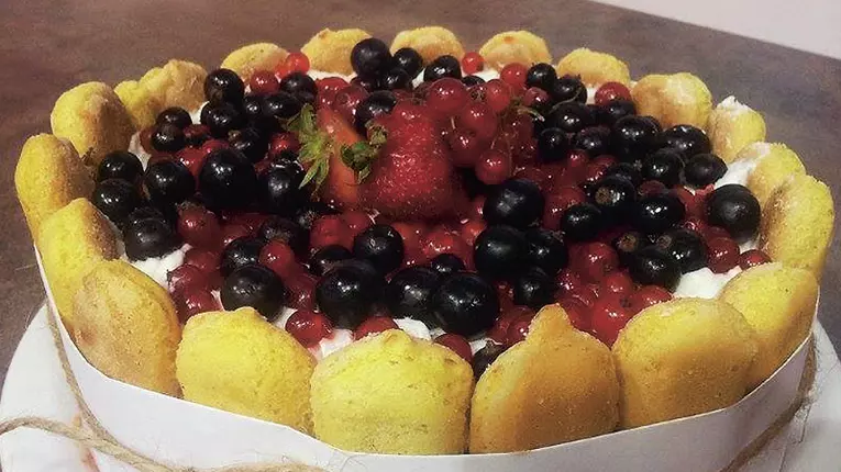 Tort de vara cu piscoturi si fructe de padure