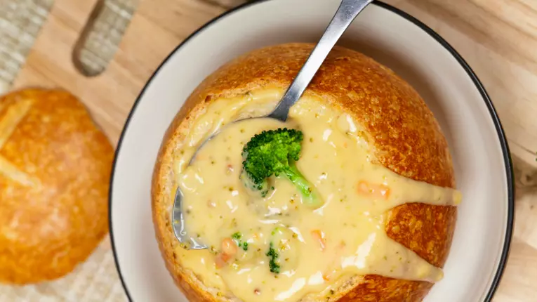 Supă cremă cu broccoli și brânză Cheddar