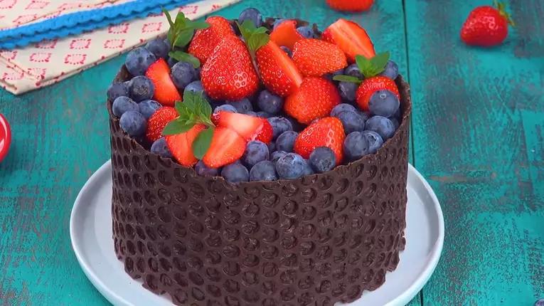 Cum sa ornezi tortul folosind folia de impachetat