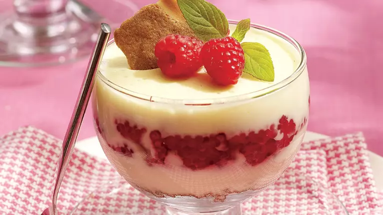 Desert la pahar cu ciocolata si fragi