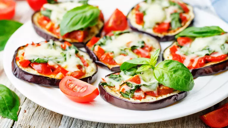 Mini-pizza cu blat de vinete