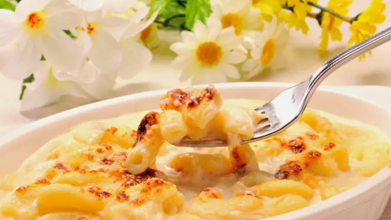 Macaroane cu sos cremos de brânză