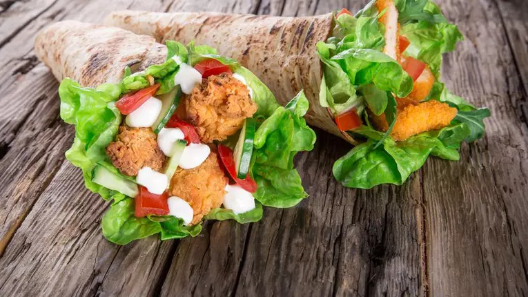 Gyros grecesc cu pui și tzatziki