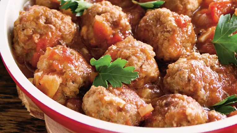 Chiftele in sos tomat