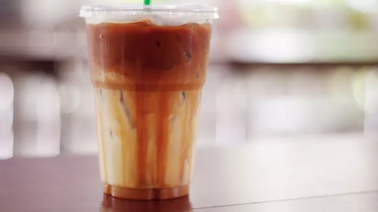 Iced Caramel Macchiato – cafea ca la Starbucks
