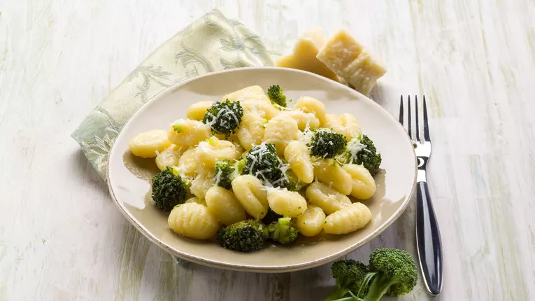 Paste cu broccoli si sos de cascaval