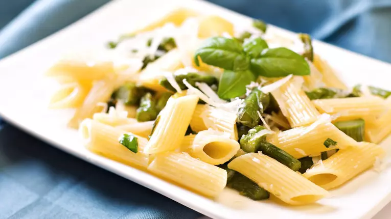 Penne cu pui si sparanghel