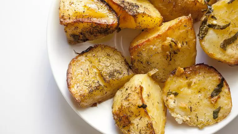 Cartofi cu usturoi si parmezan la cuptor