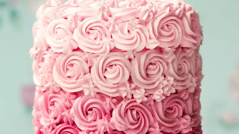 Cum sa ornezi tortul cu trandafiri