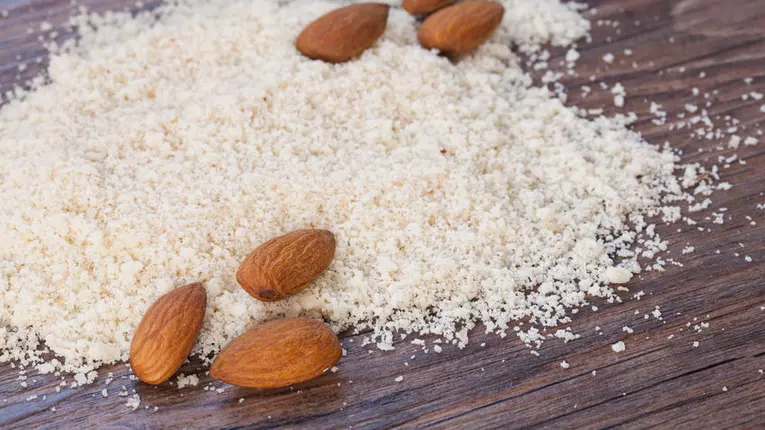 Cum obtii faina de migdale in casa