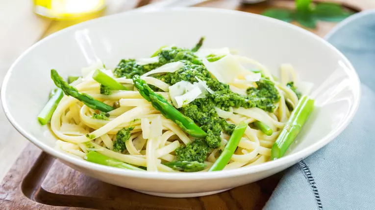 Paste cu sparanghel si sos pesto