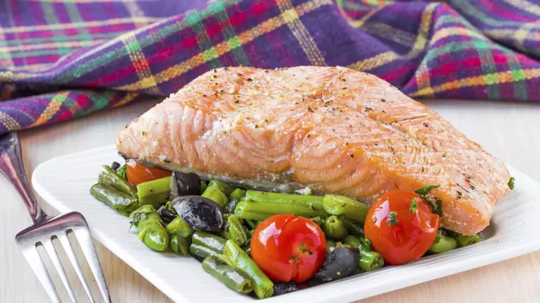 Somon cu sos pesto si fasole verde à la Jamie Oliver