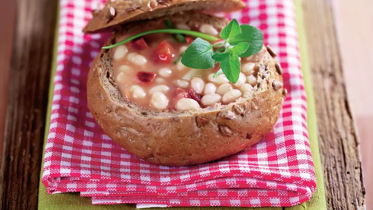 Ciorba de fasole in paine