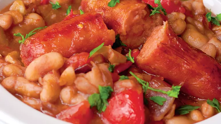 Fasole rapida cu carnati