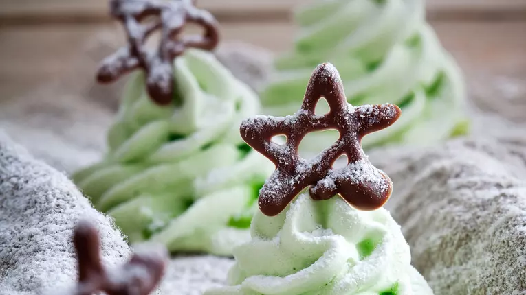 Braduti de Craciun din bezea