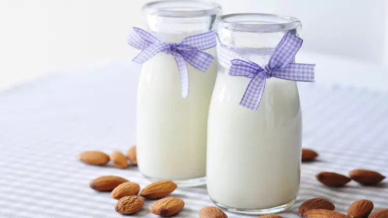 Cum faci lapte de migdale acasa