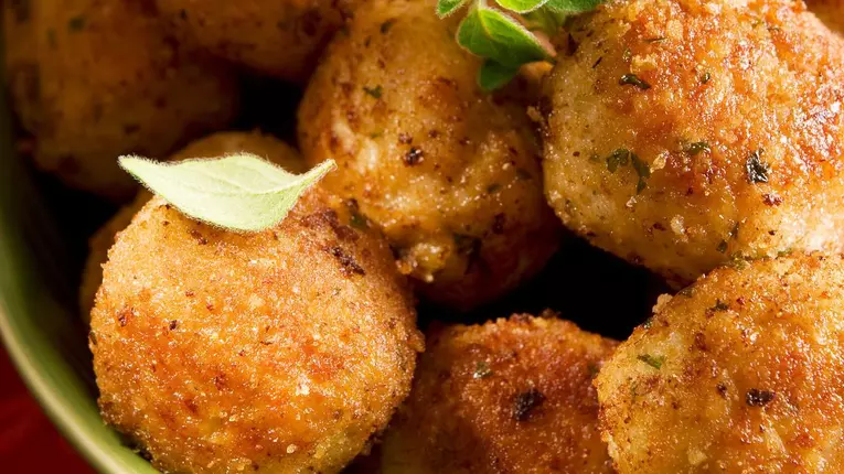Chiftele crocante de pui cu mozzarella