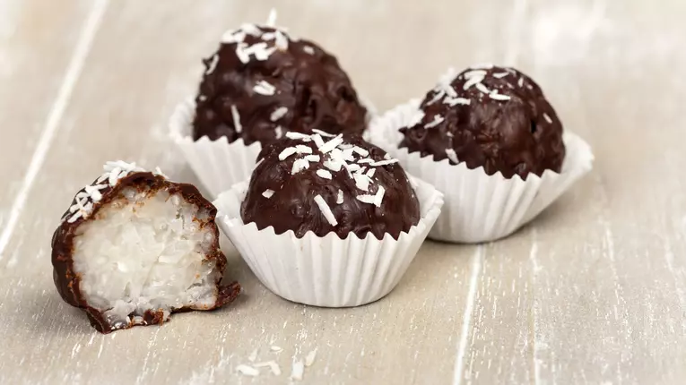 Bomboane Bounty din 4 ingrediente