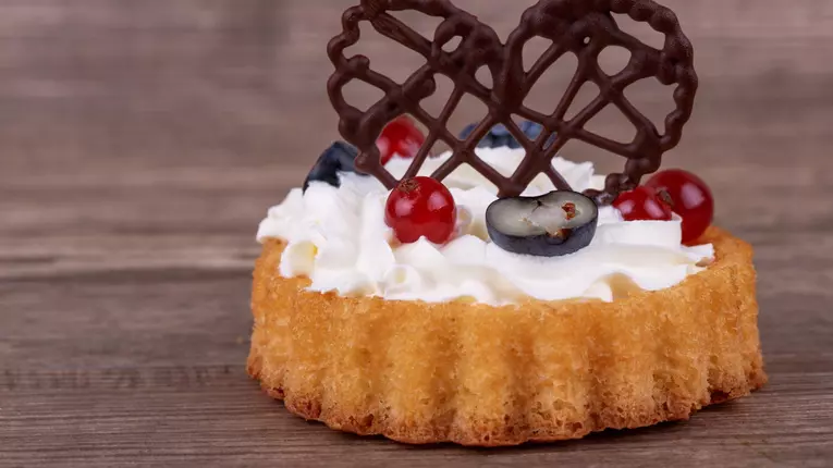 Cum sa faci decoratiuni din ciocolata pentru deserturi