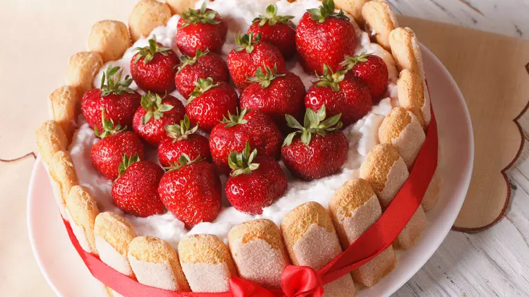 Tort de sarlota cu capsune