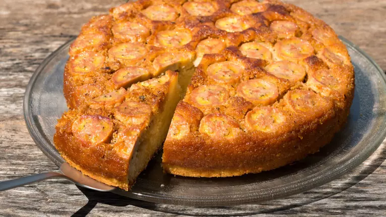 Tort intors cu banane si caramel