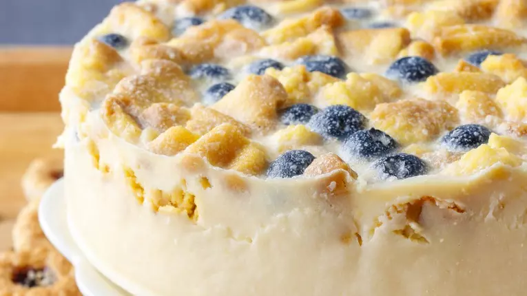 Cheesecake cu afine si ciocolata alba