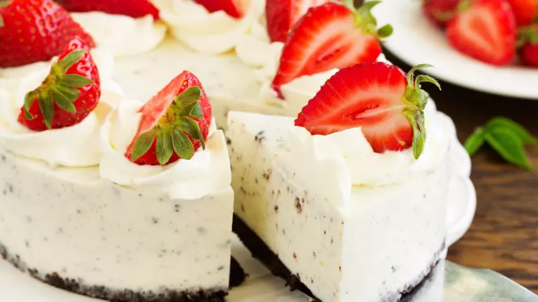 Cheesecake cu Oreo si capsune