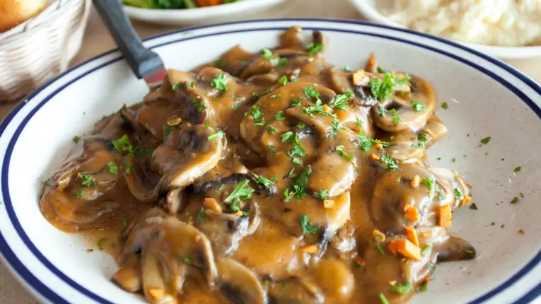 Pui cu ciuperci in sos cremos