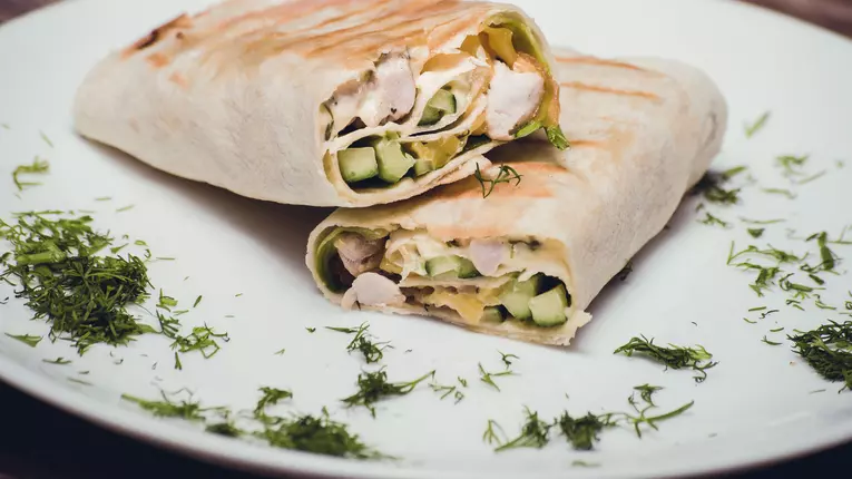 Burrito cu pui si avocado