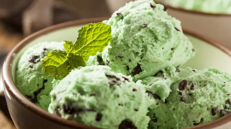 Inghetata de menta cu fulgi de ciocolata