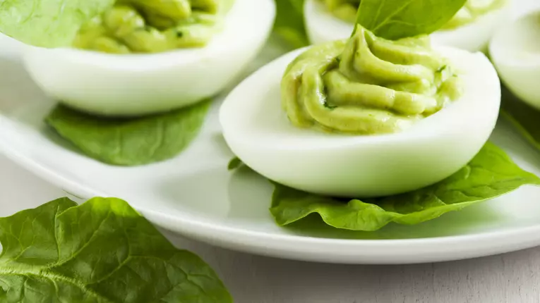 Oua umplute cu avocado