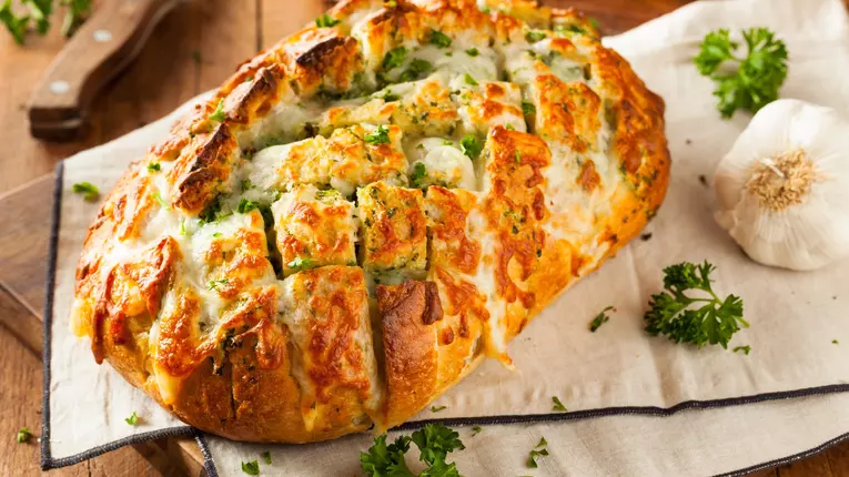 Paine cu verdeata si usturoi